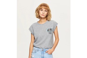 Easy Womens T Shirt Outfit Ideas For Everyday Style